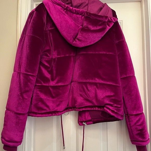 NWT quilted velvety jacket with hood and zipper. Adjustable at bottom size M - Picture 8 of 13